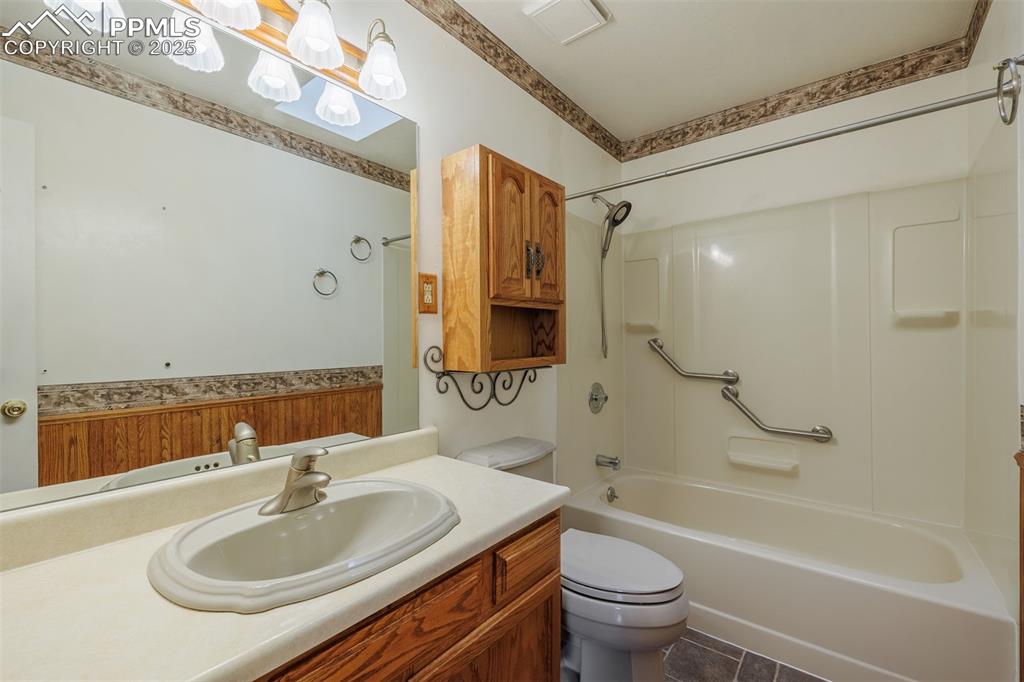 Image 25 of 46: Bathroom