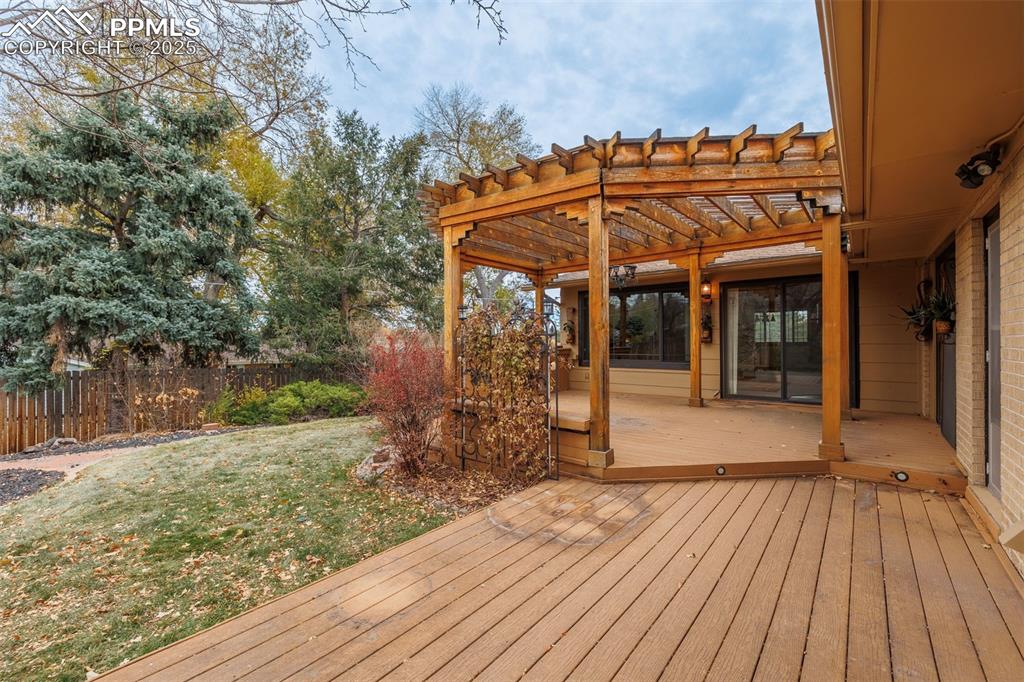 Image 29 of 46: Deck