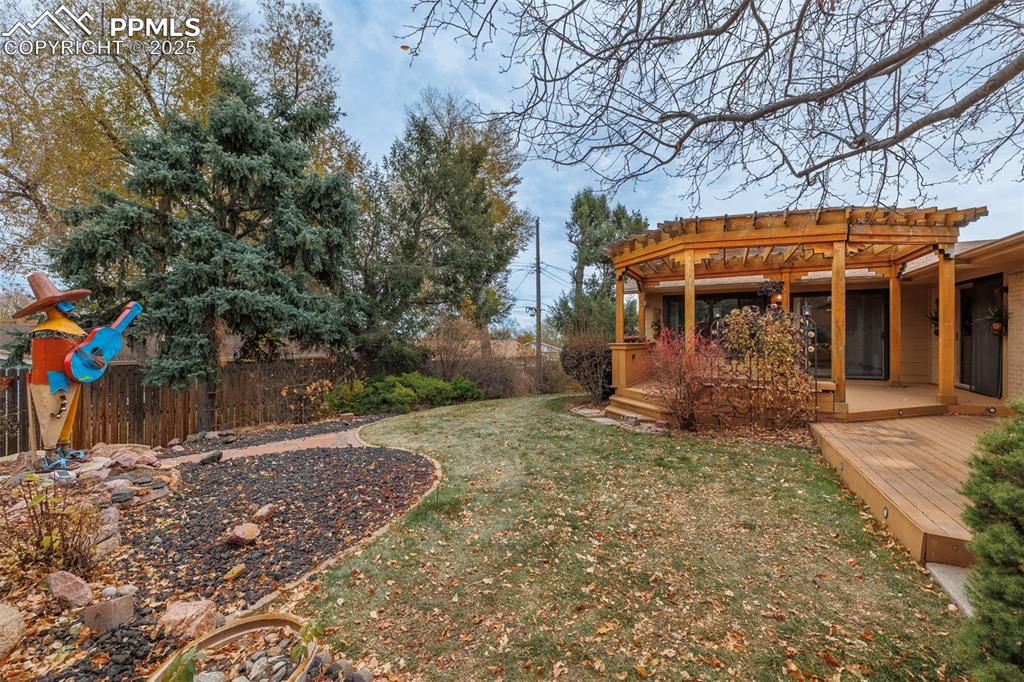 Image 30 of 46: Yard