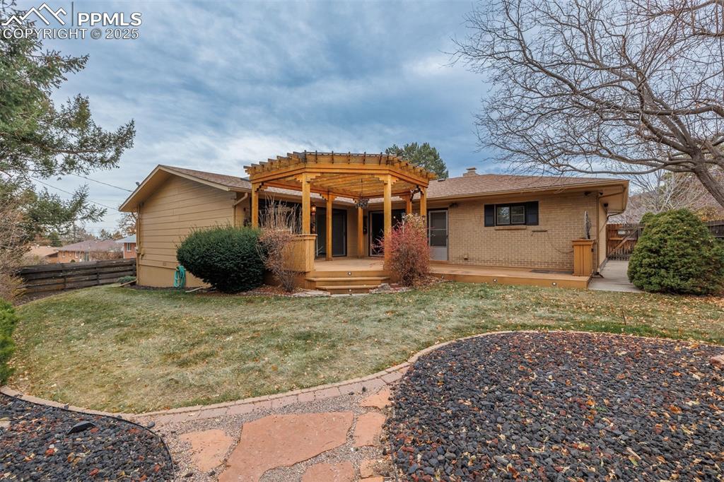 Image 31 of 46: Yard