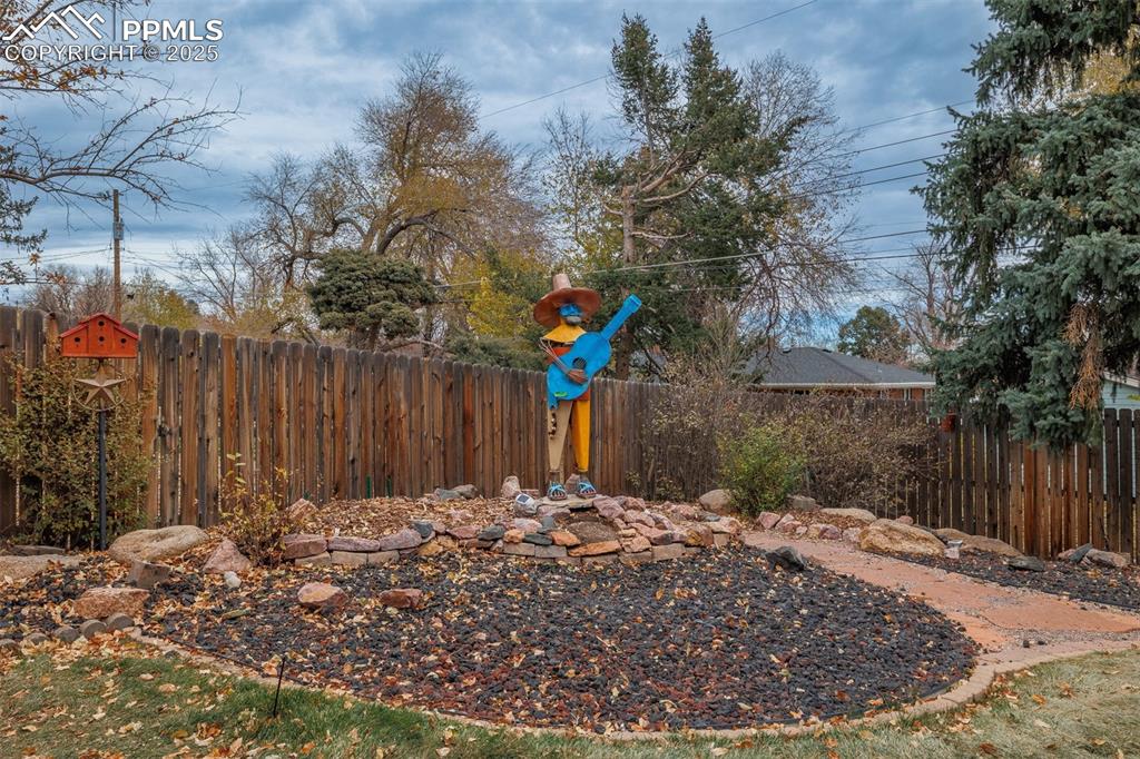 Image 33 of 46: Yard