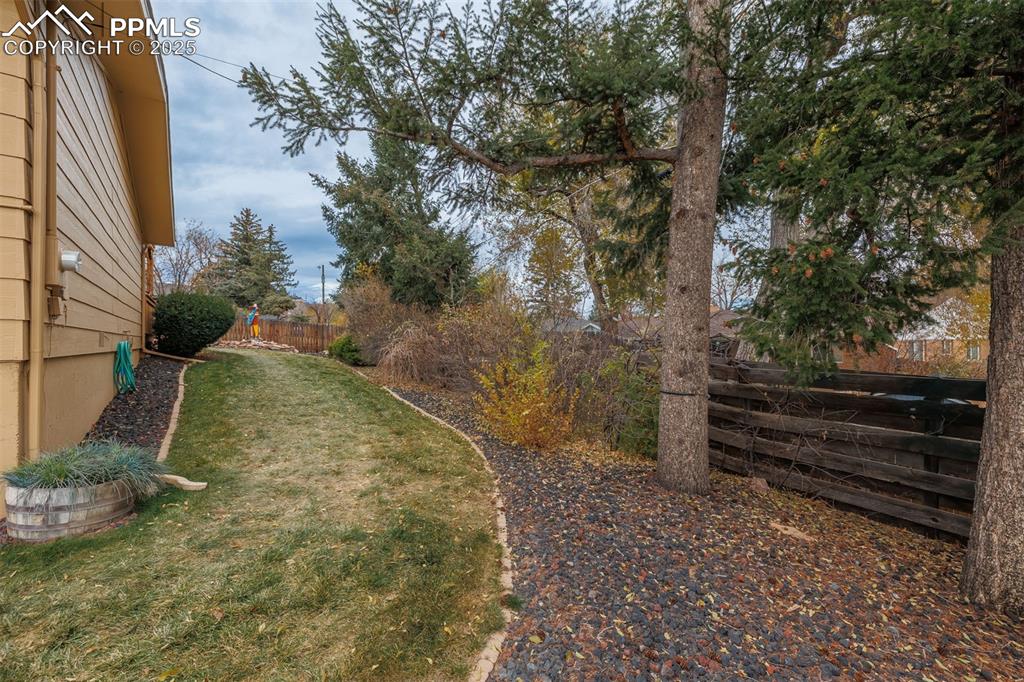 Image 35 of 46: Yard