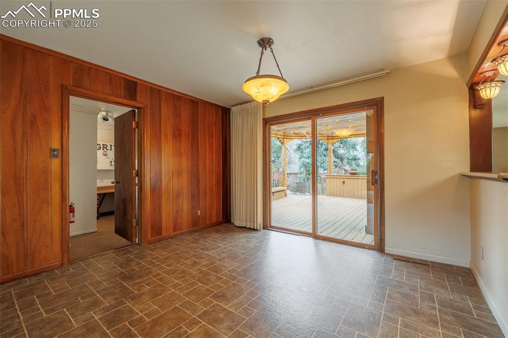 Image 9 of 46: Dining Area