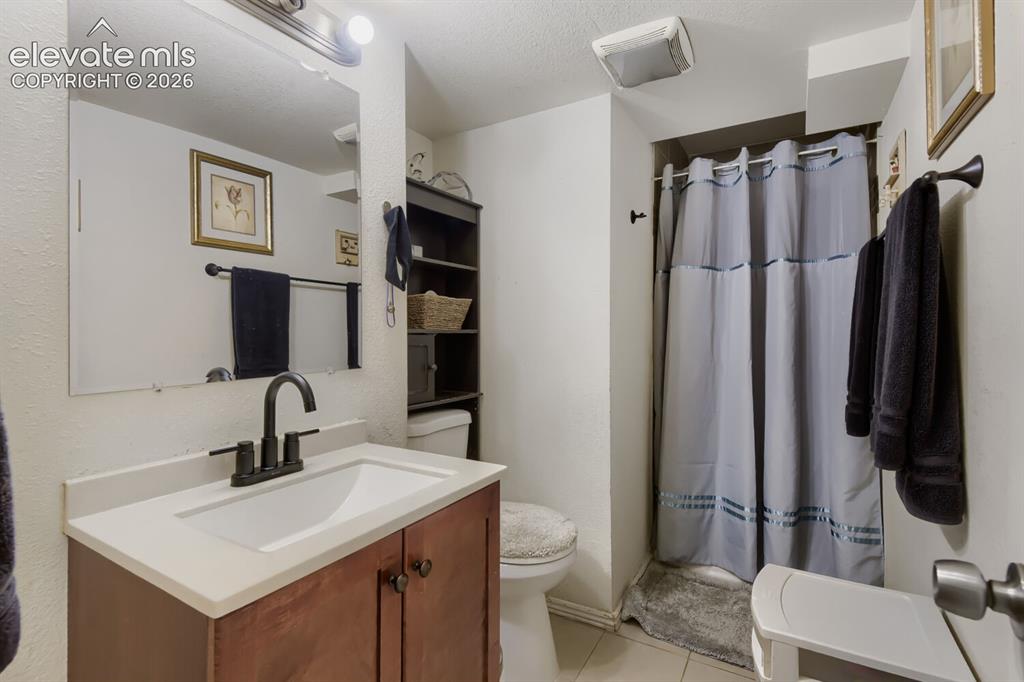 Image 16 of 24: Bathroom