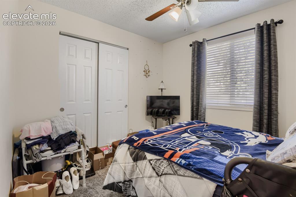 Image 18 of 24: Bedroom
