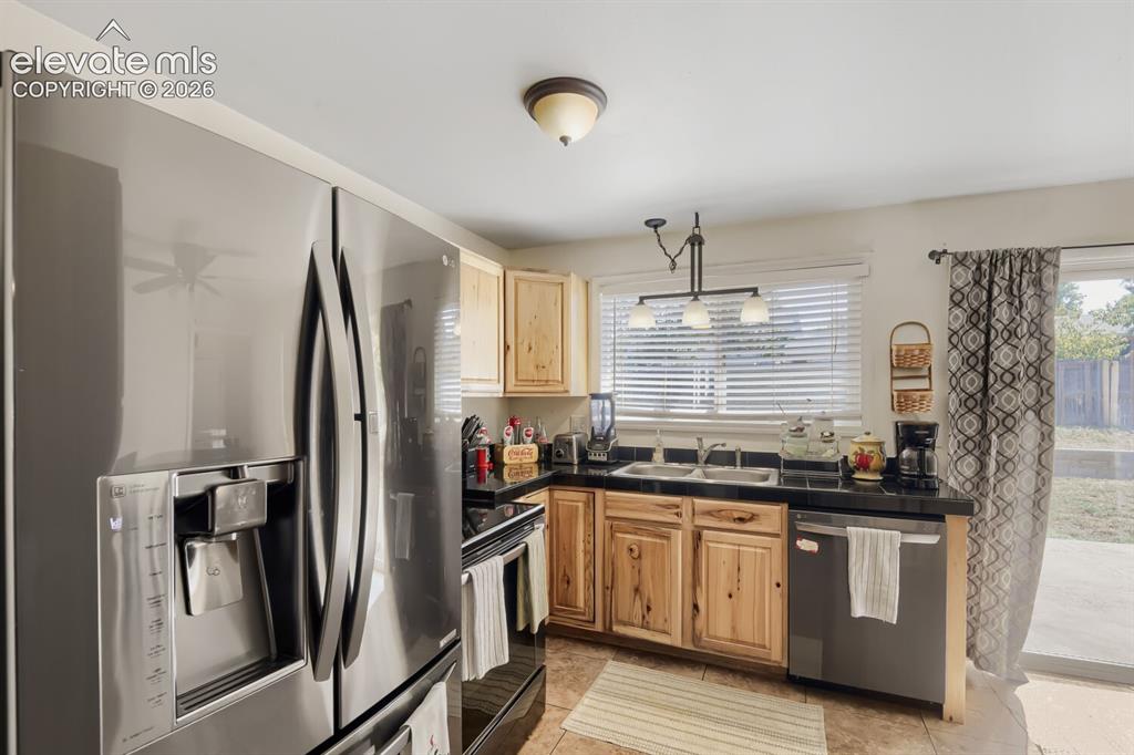 Image 5 of 24: Kitchen