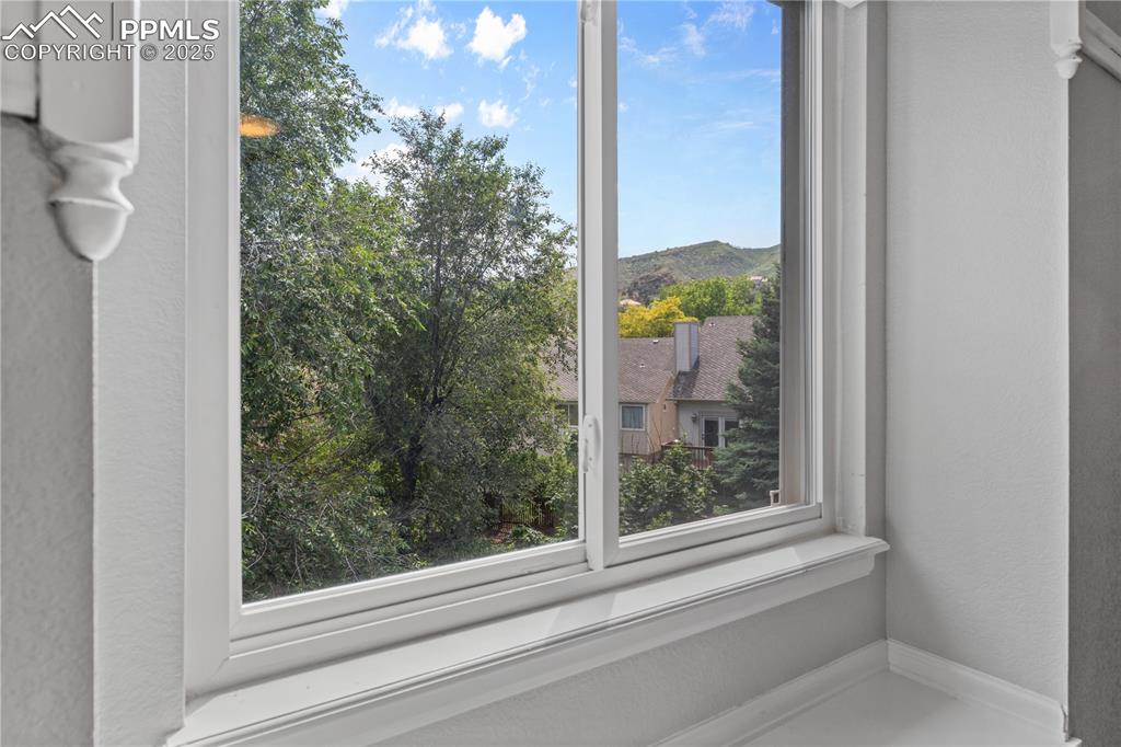 Image 34 of 50: Detailed view