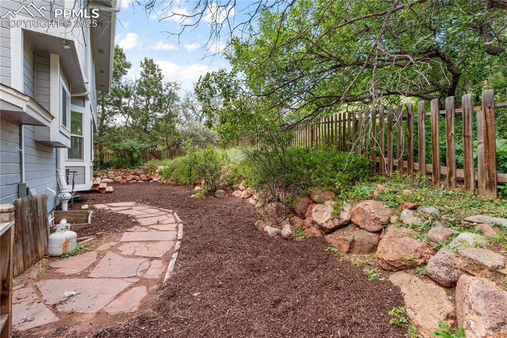 Image 40 of 50: View of yard