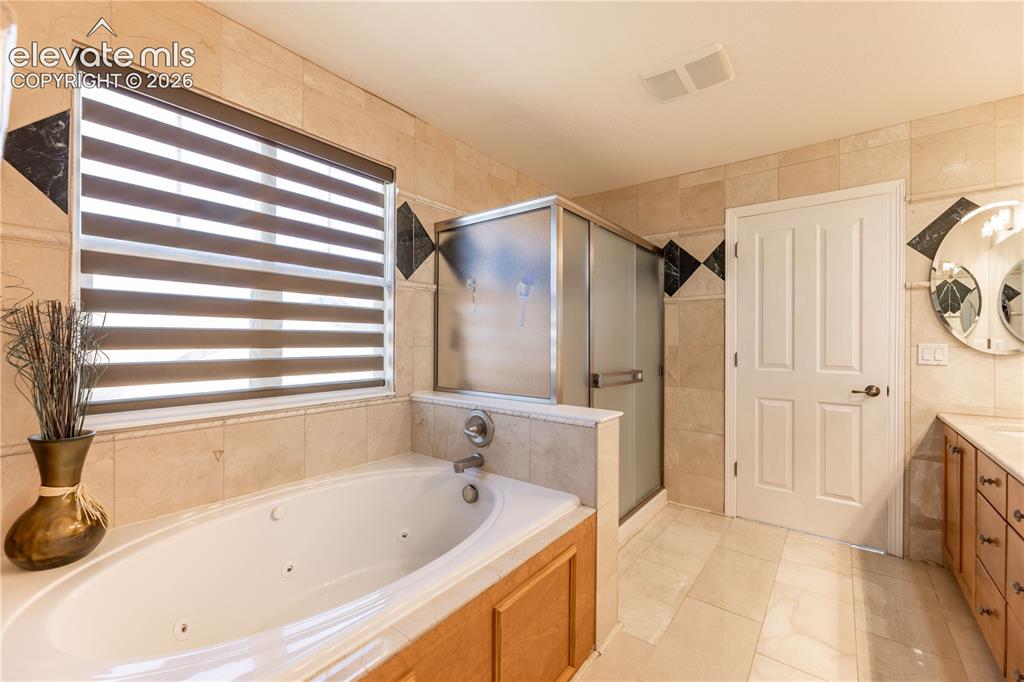 Image 19 of 46: Bathroom