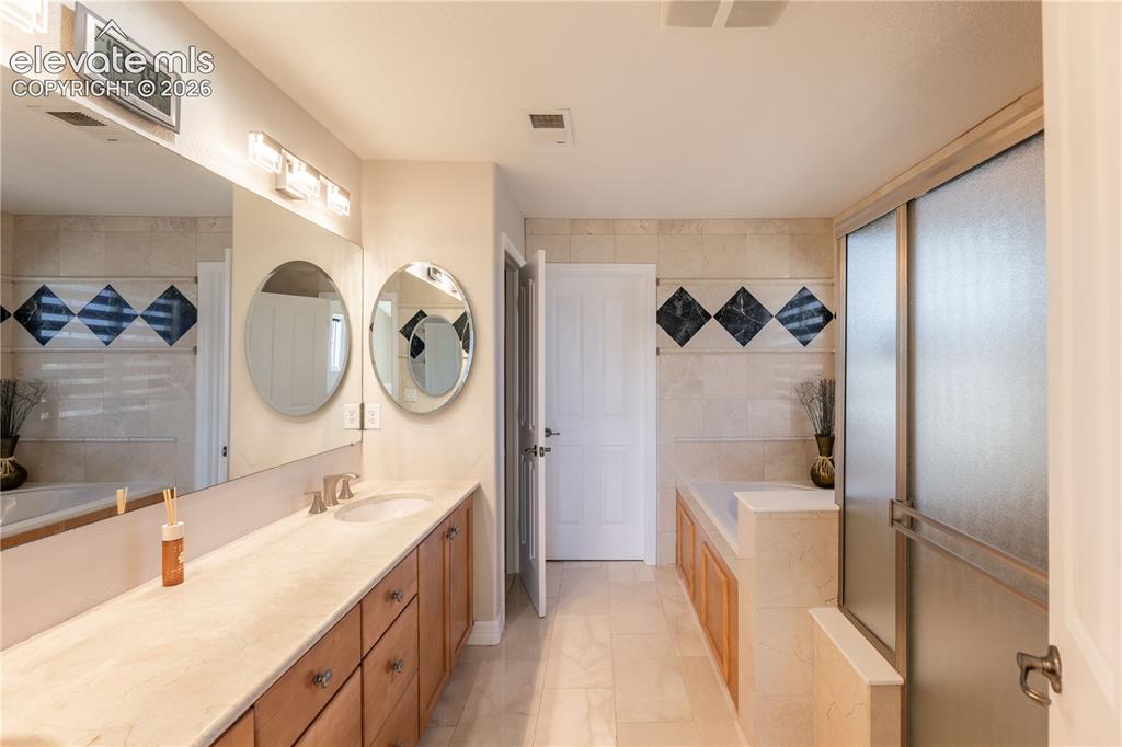Image 20 of 46: Bathroom