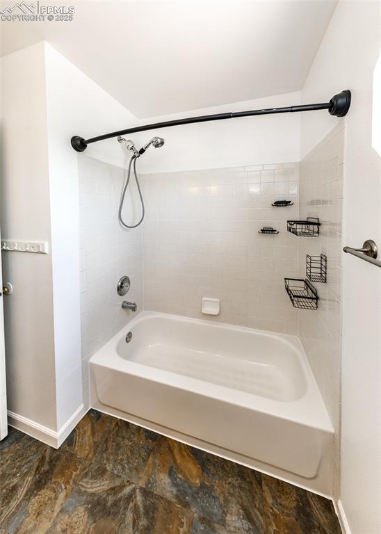 Image 27 of 38: Bathroom