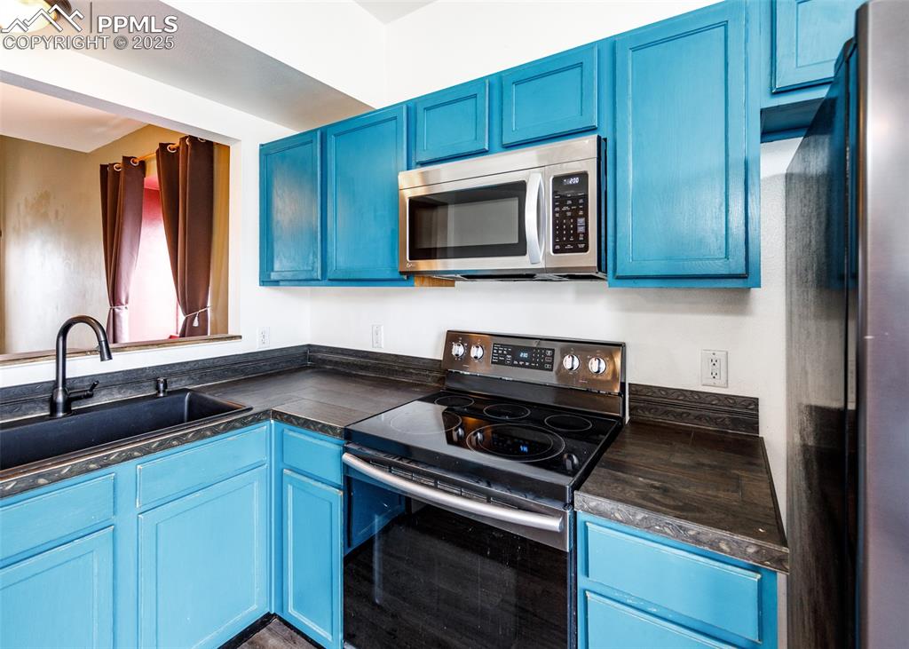 Image 3 of 38: Kitchen