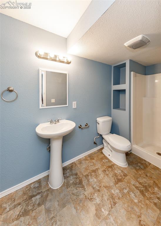 Image 33 of 38: Bathroom