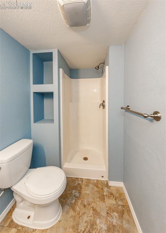 Image 34 of 38: Bathroom