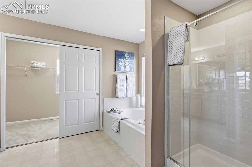 Image 18 of 36: Bathroom