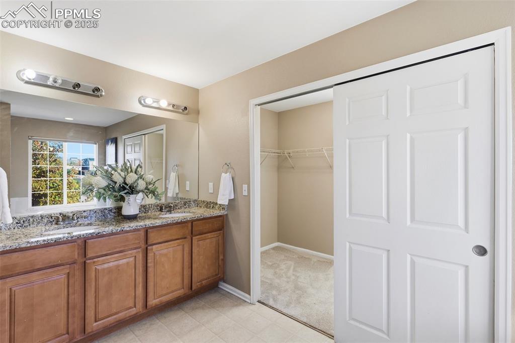 Image 19 of 36: Bathroom