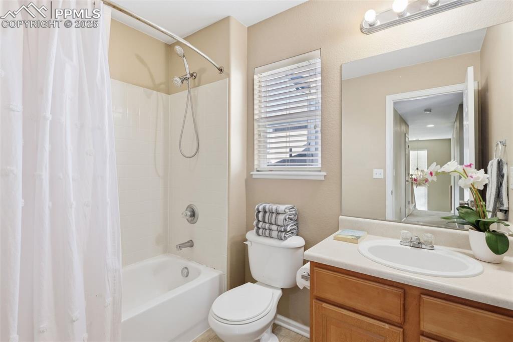 Image 26 of 36: Bathroom