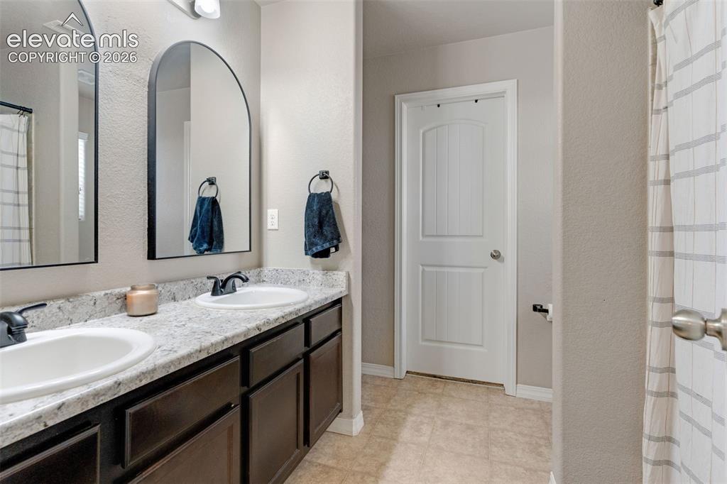 Image 15 of 28: Bathroom