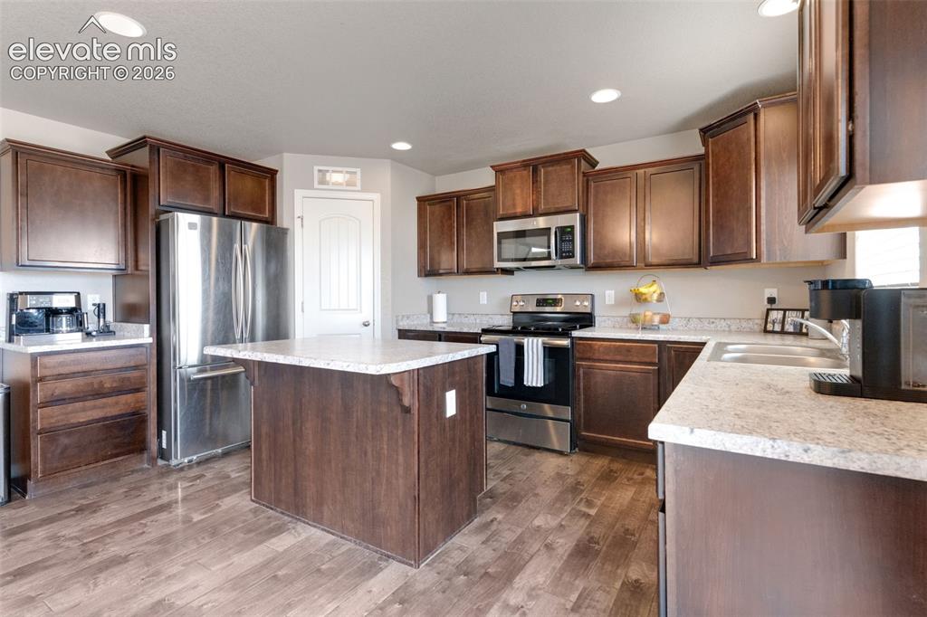 Image 7 of 28: Kitchen