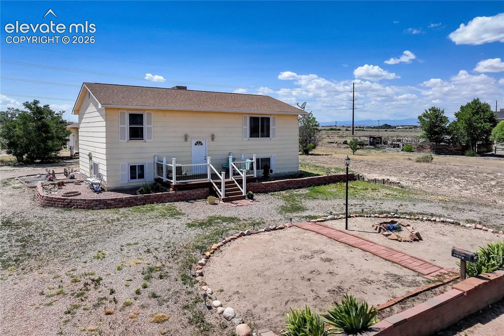 Image 1 of 25: Bi-level with circular driveway