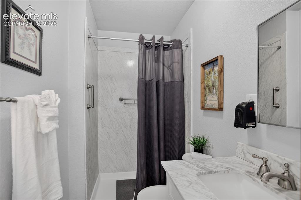 Image 10 of 25: Primary en-suite bathroom