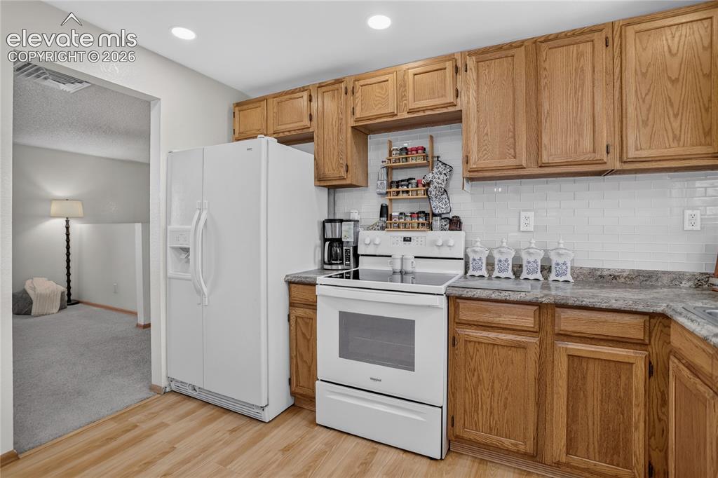 Image 8 of 25: Lots of cabinet storage