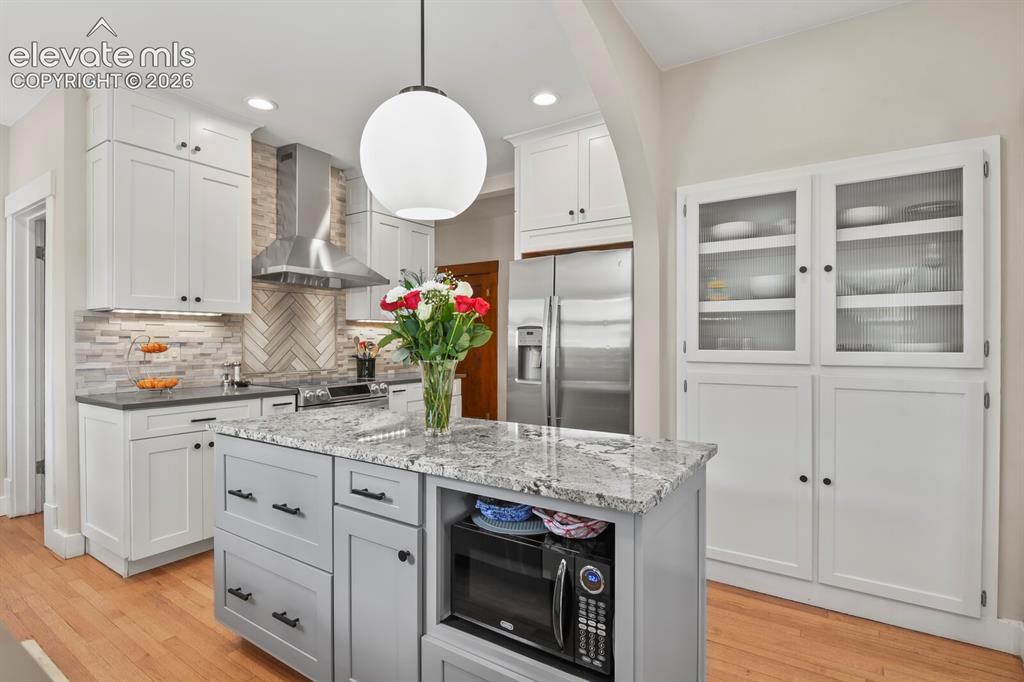 Image 16 of 46: Kitchen