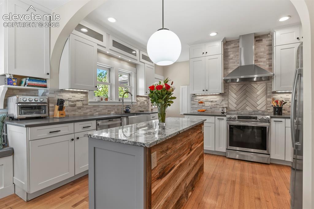 Image 19 of 46: Kitchen