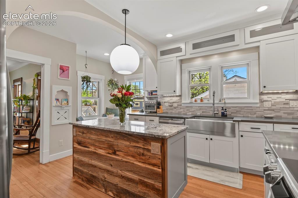 Image 20 of 46: Kitchen