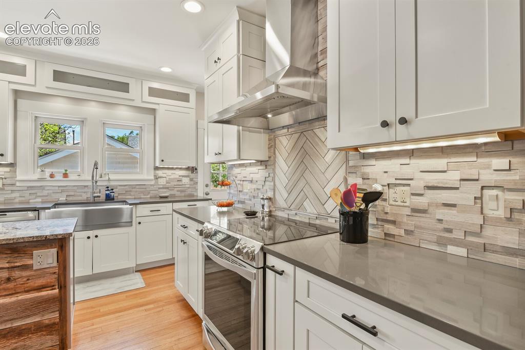 Image 21 of 46: Kitchen