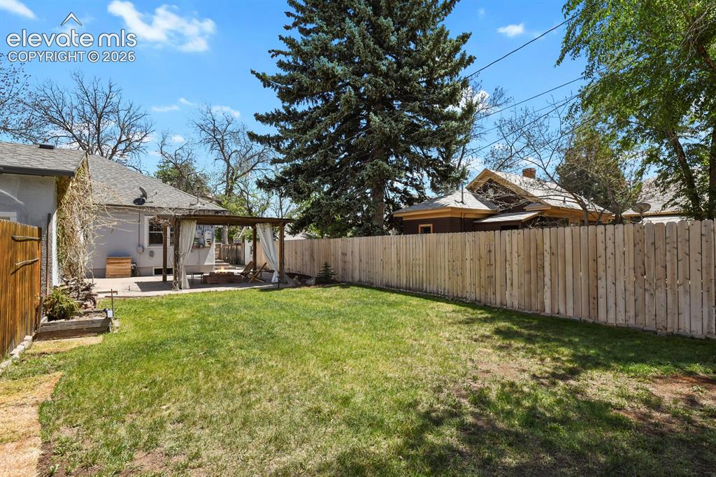 Image 41 of 46: Yard