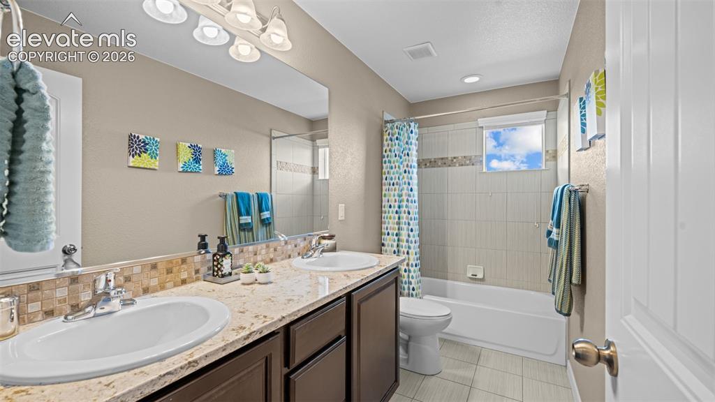 Image 18 of 33: Bathroom