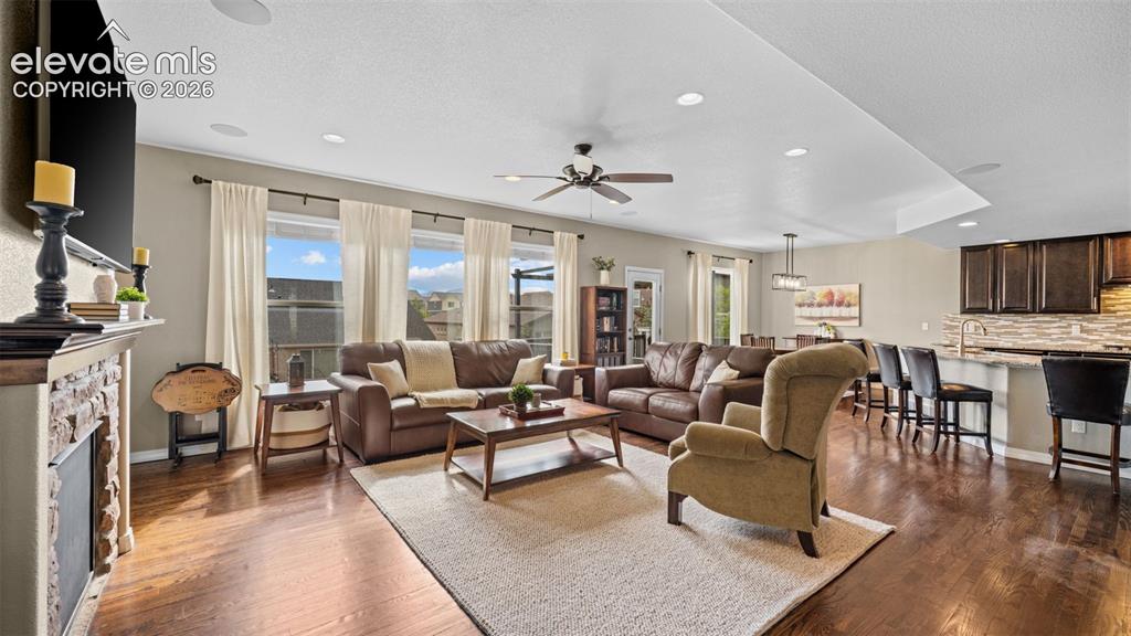 Image 5 of 33: Living Room