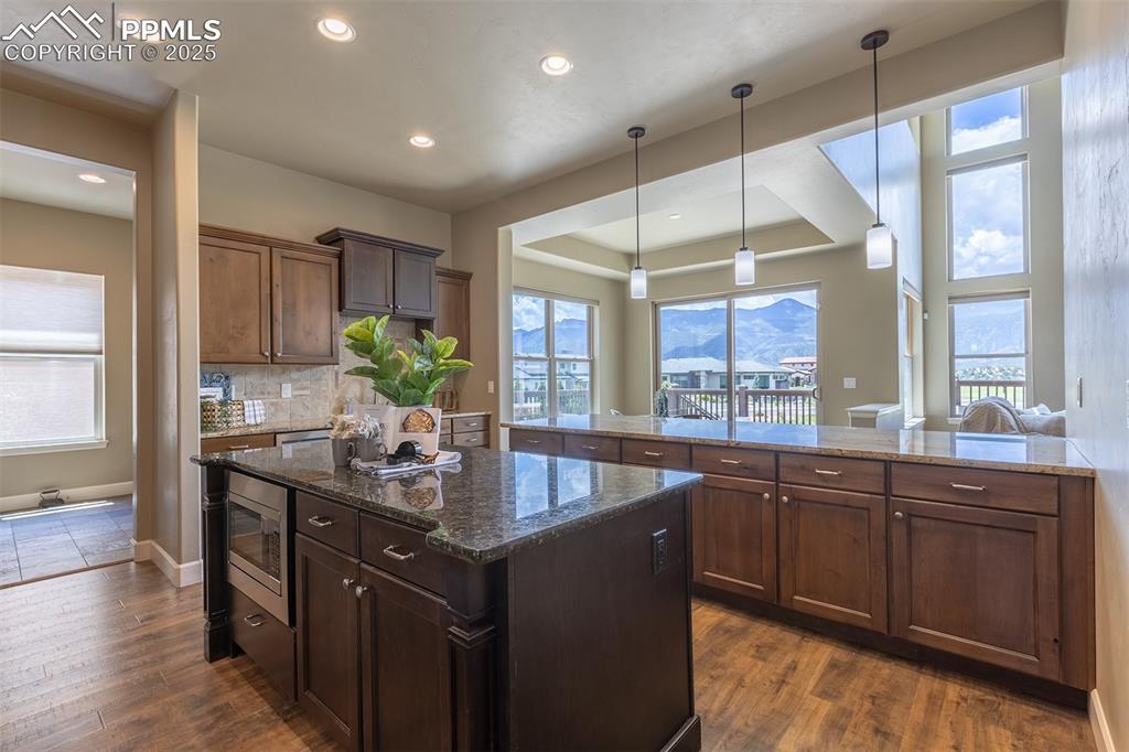 Image 10 of 50: Kitchen