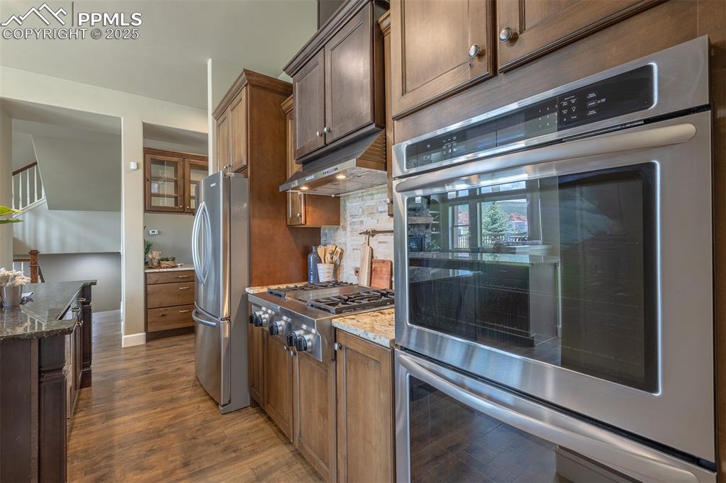 Image 13 of 50: Kitchen