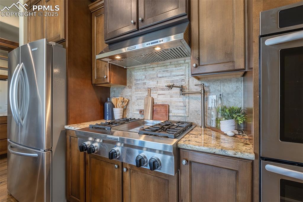 Image 14 of 50: Kitchen