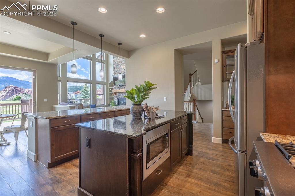 Image 15 of 50: Kitchen