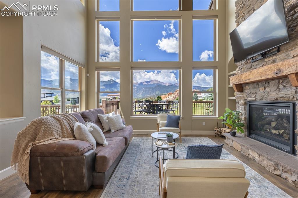 Image 8 of 50: Living Room