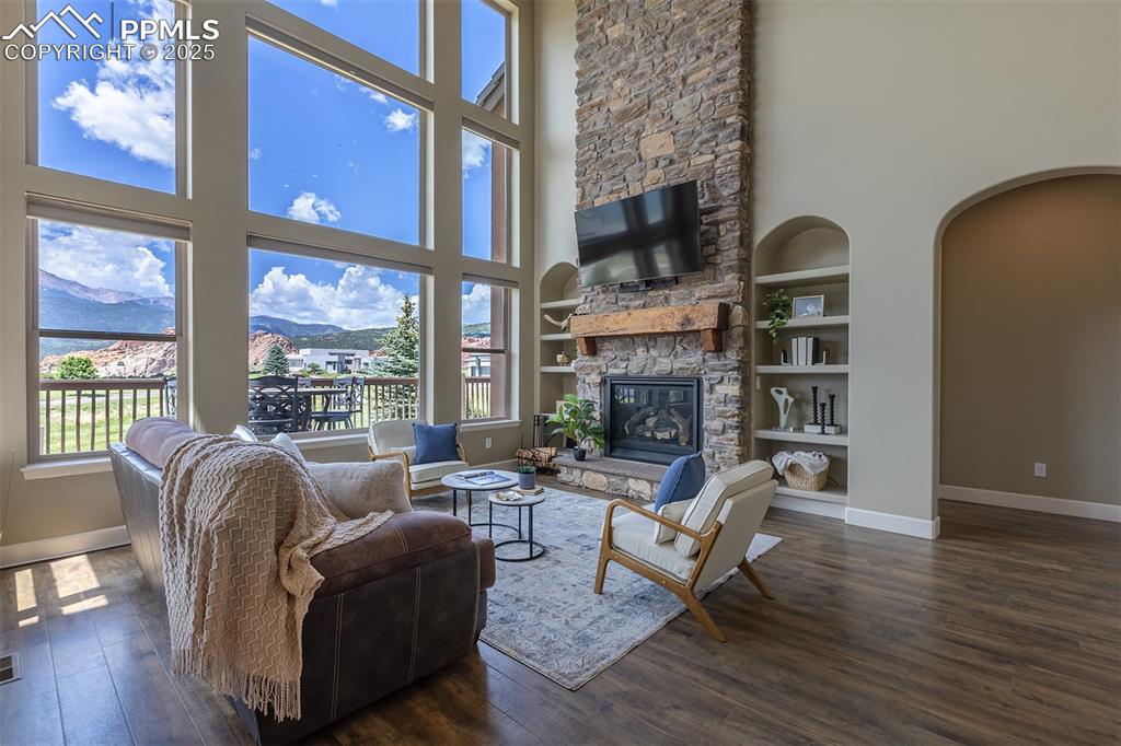 Image 9 of 50: Living Room