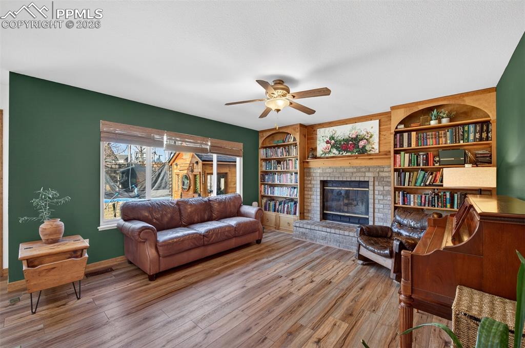 Image 18 of 44: Living Room