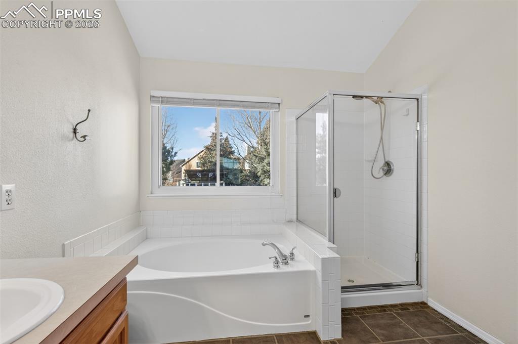 Image 25 of 44: Bathroom