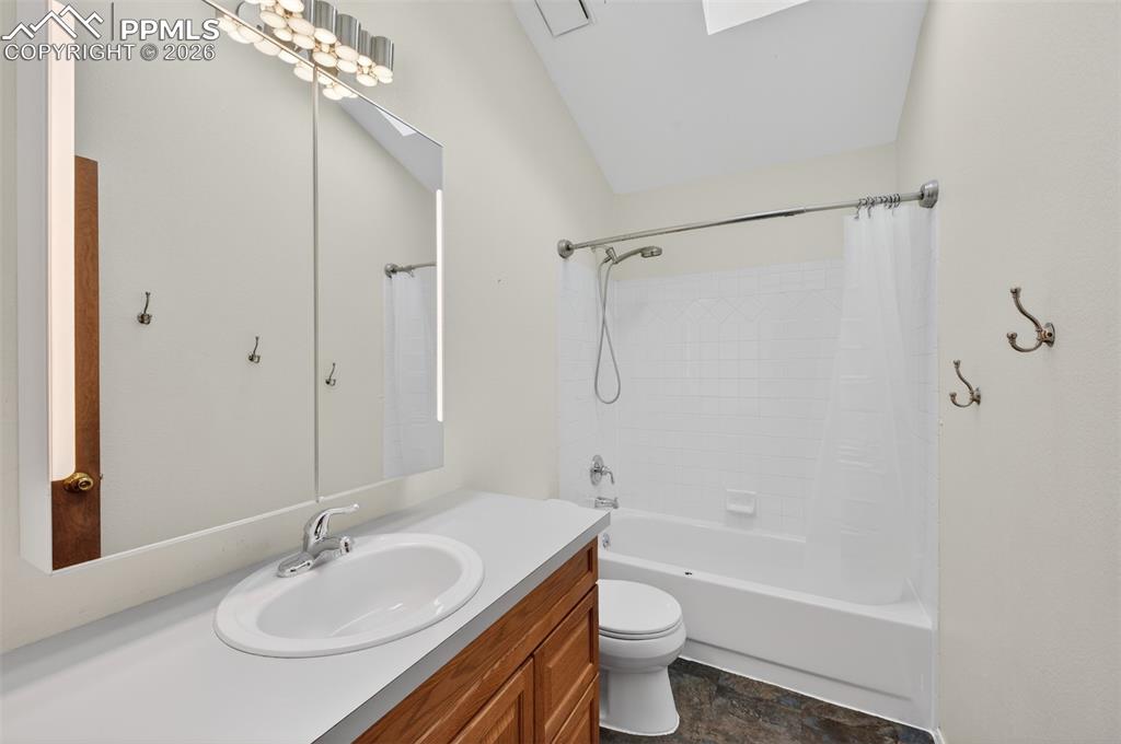 Image 30 of 44: Bathroom