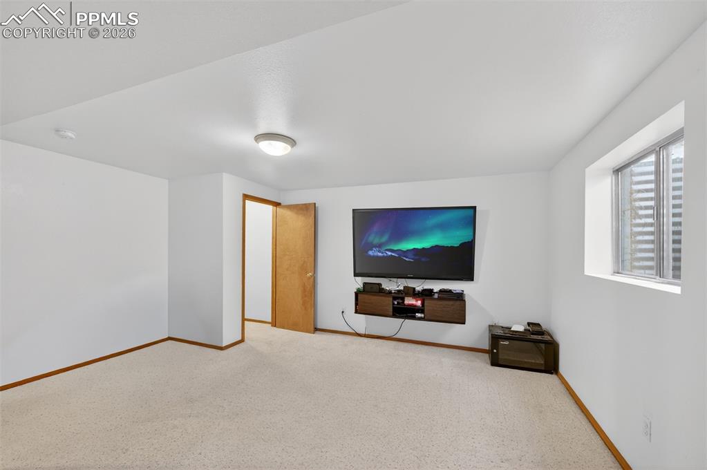 Image 31 of 44: Living Room