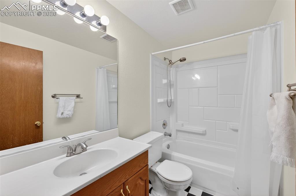 Image 33 of 44: Bathroom