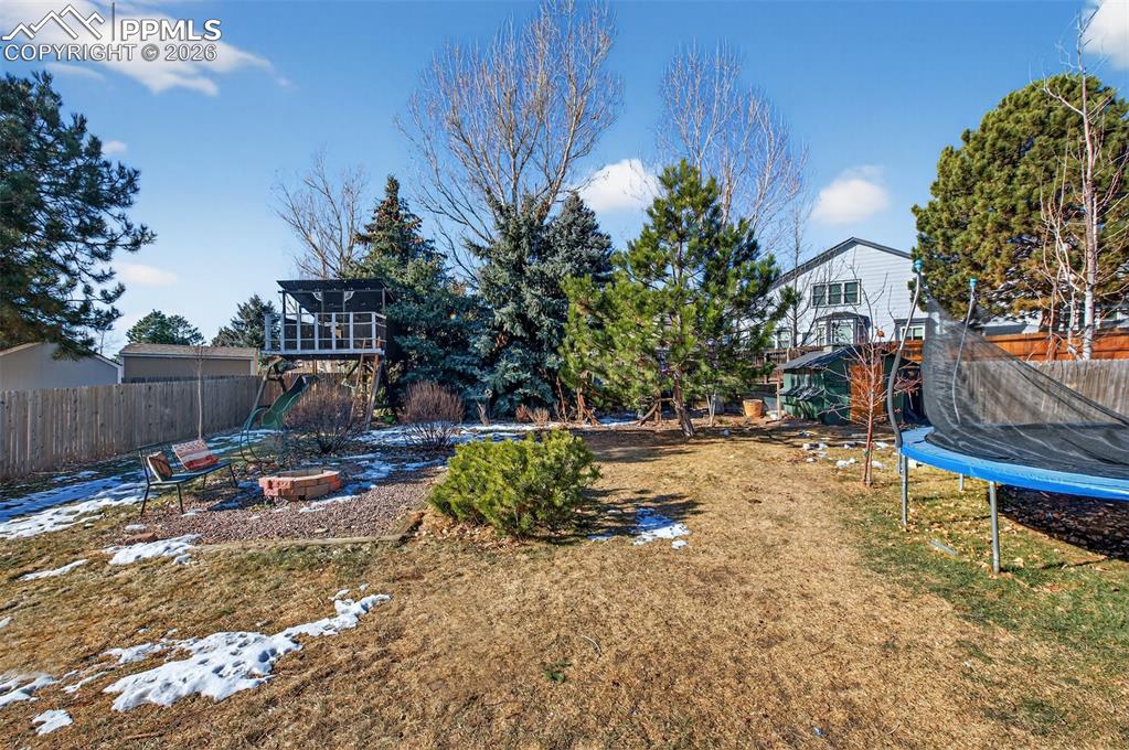 Image 38 of 44: Yard