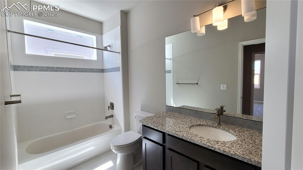 Image 21 of 33: Bathroom