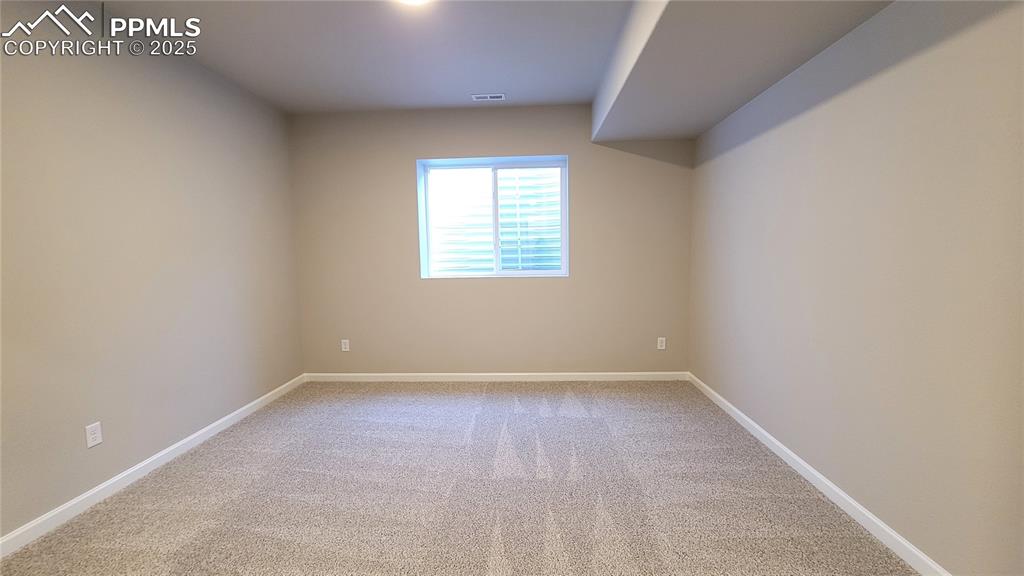 Image 27 of 33: Bedroom