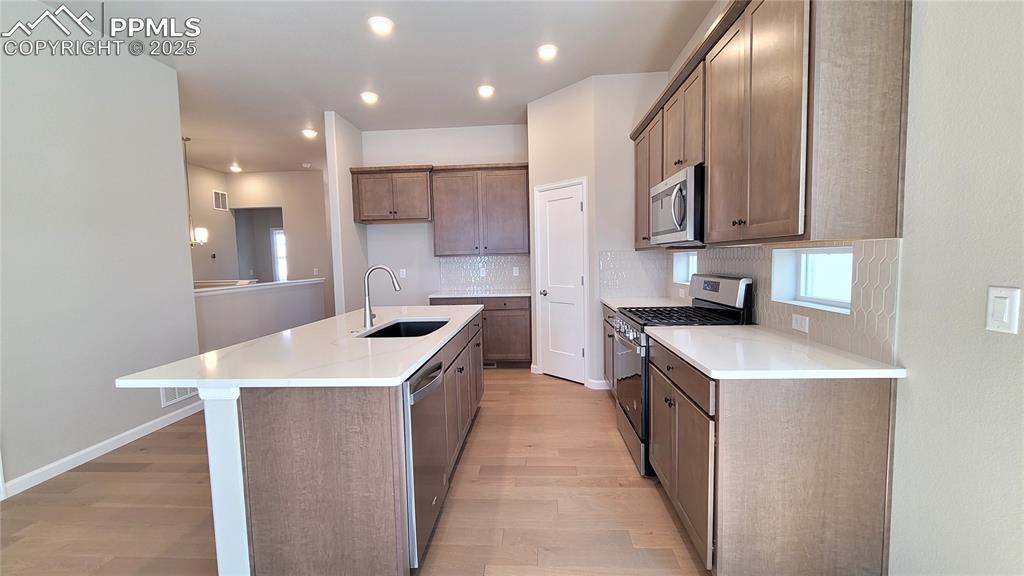 Image 7 of 33: Kitchen