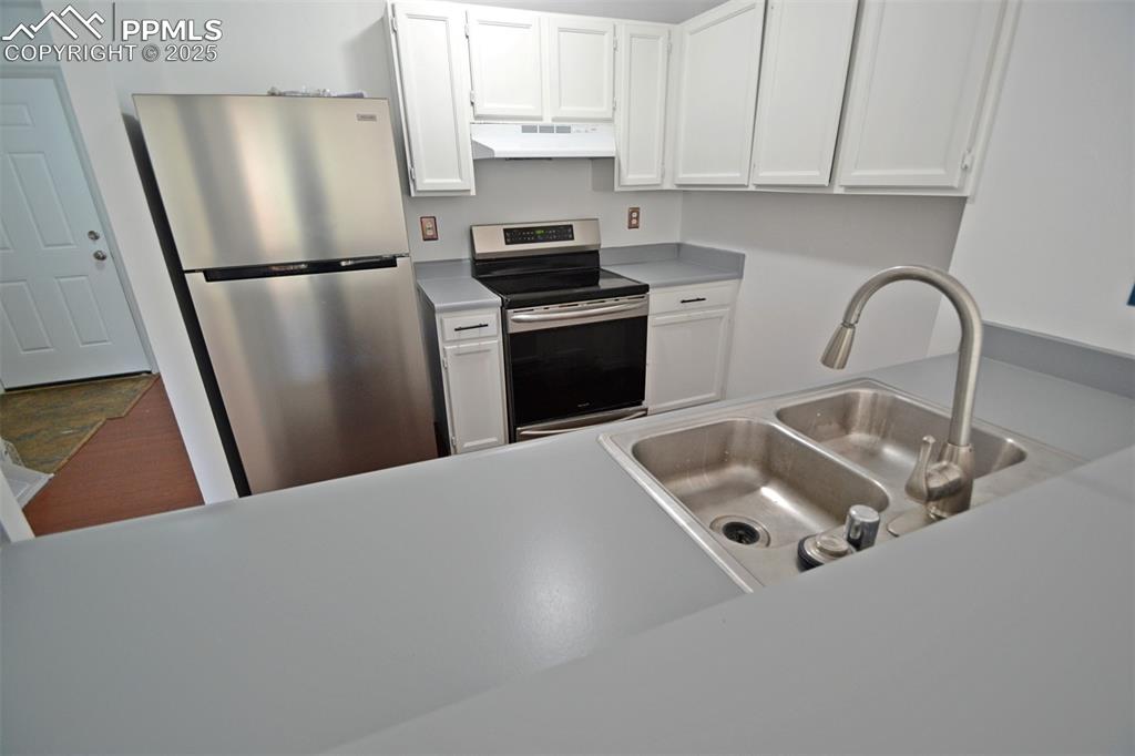 Image 13 of 34: Kitchen