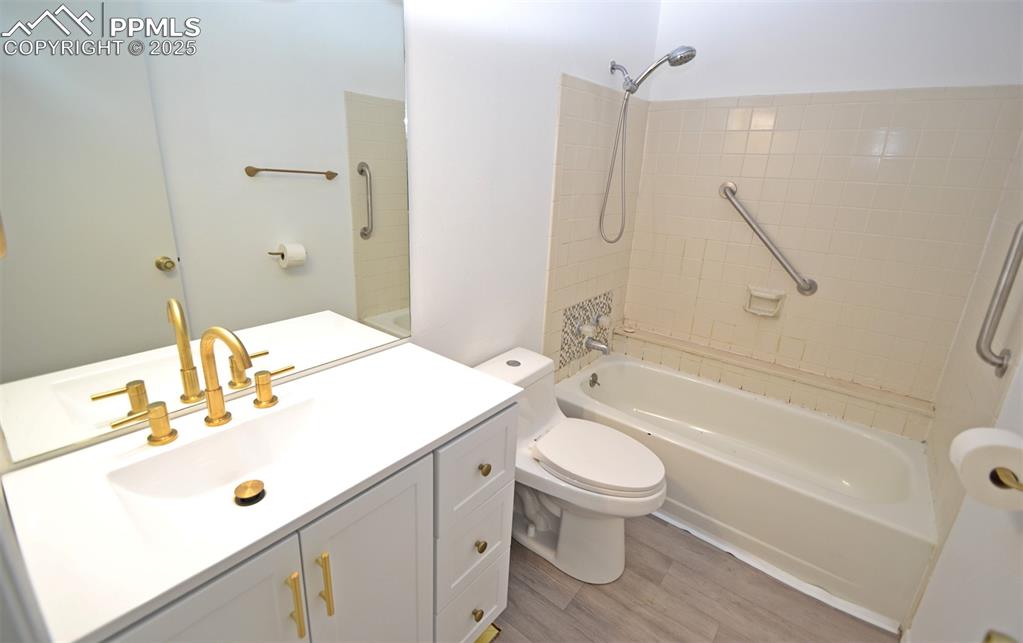 Image 25 of 34: Bathroom